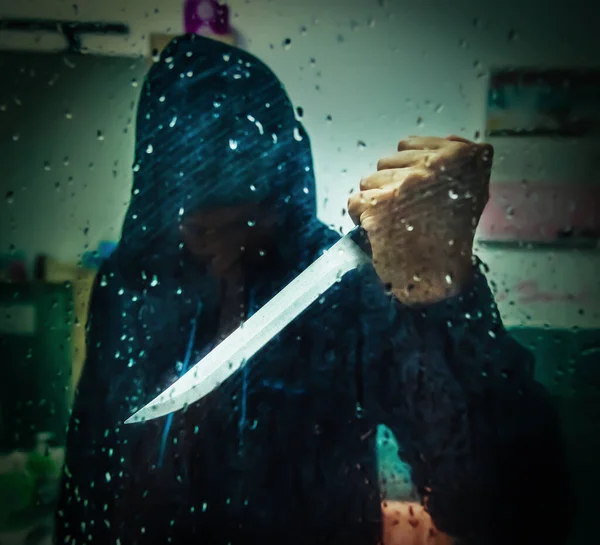 Zabójca Długim Nożem Widziany Przez Mokrą Szybę Prysznicową — Zdjęcie stockowe