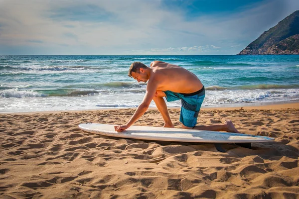 Homem Encerando Uma Prancha Surf Areia Antes Sessão Surf — Fotografia de Stock