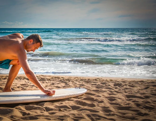 Homem Encerando Uma Prancha Surf Areia Antes Sessão Surf — Fotografia de Stock