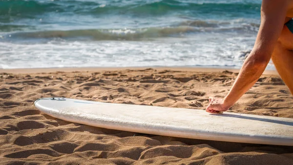 Hombre Encerando Una Tabla Surf Playa Antes Sesión Surf —  Fotos de Stock