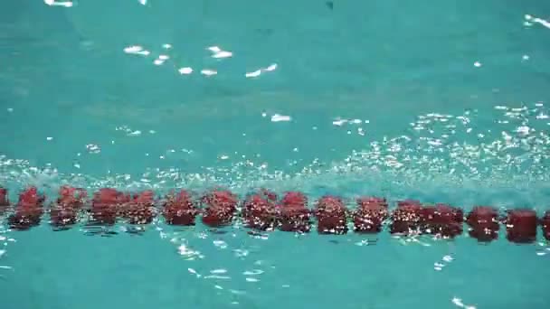 Červená Lane Značky Prázdný Bazén Zpomalené Zavřít — Stock video
