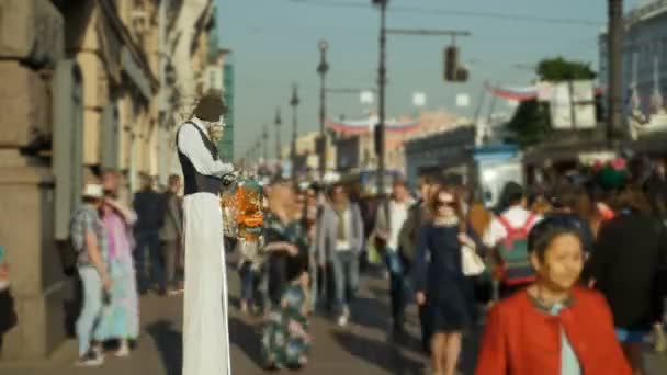 サンクトペテルブルク ロシア 2018 日男市群衆の中 時間の経過でライブ彫刻 — ストック動画