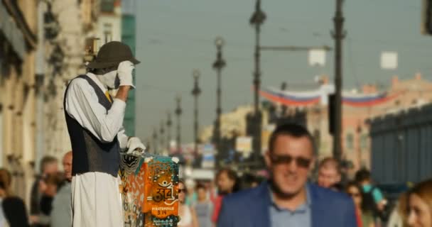 圣彼得堡 俄罗斯 2018年5月24日人活雕塑在城市人群中 — 图库视频影像