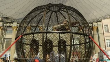 St Petersburg, Rusya, 24 Mayıs 2018, hüner çelik top içinde ağır çekim sürme motosiklet dublör