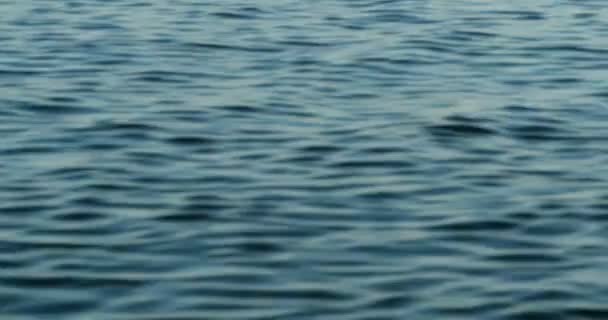 Vagues de mer par-dessus bord, fond abstrait 