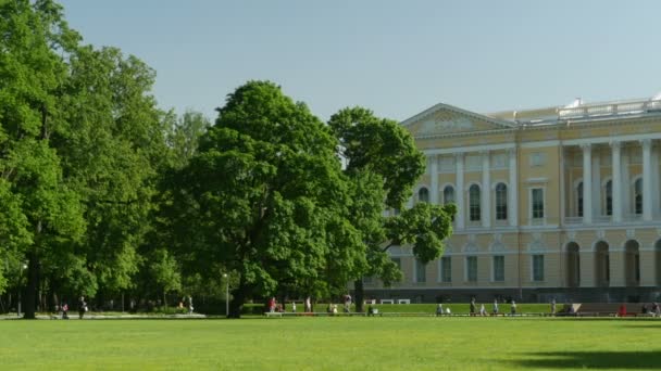 Petersburg Russland Mai 2018 Menschen Spazieren Auf Dem Grünen Königlichen — Stockvideo