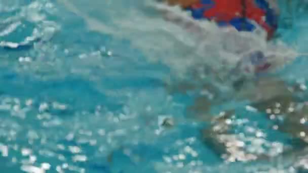 スローモーションに近い水球チームの選手の女性 — ストック動画