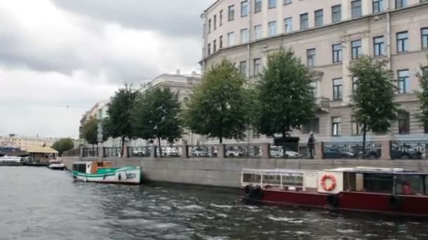 从船上看圣彼得堡的石堤 — 图库视频影像