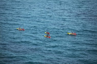 Açık mavi deniz hava görünümünde tanınmaz insanlarla kayaklar