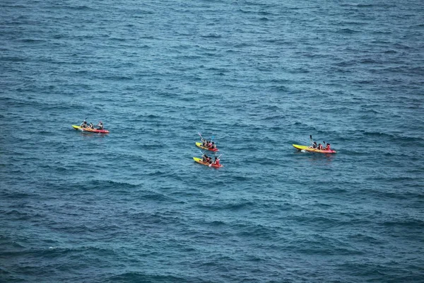 Kayaks Con Personas Irreconocibles Vista Aérea Del Mar Azul Abierto — Foto de Stock