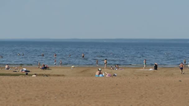 Strand Onherkenbaar Mensen Zonnebaden Zwemmen Zee — Stockvideo