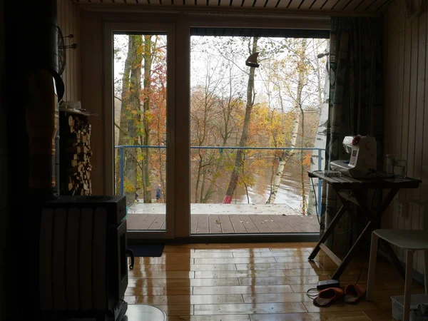 秋の風景 家の内部の窓からの眺め — ストック写真