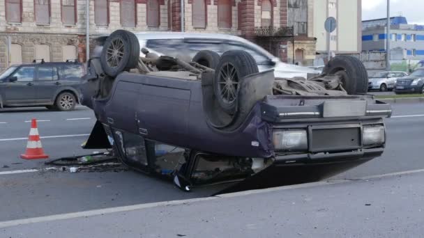 Choque Coches Volcó Techo Del Coche Una Carretera Ciudad Ocupada — Vídeos de Stock