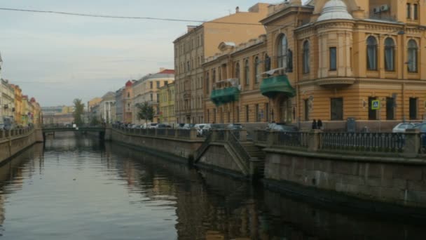 圣彼得堡运河古老的石头堤防的景色 — 图库视频影像