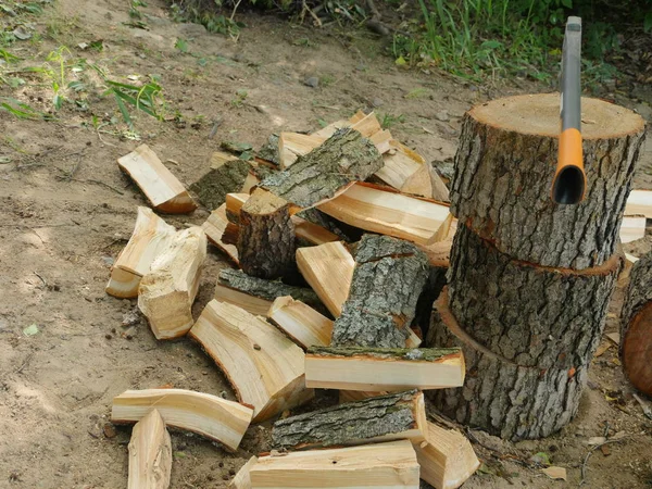 Dřevorubec Seká Dřevo Sekerou — Stock fotografie