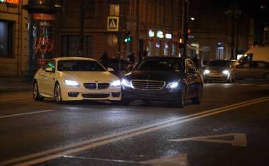 Küçük arabalar yolda çarpışması 