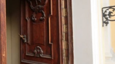 bir el şeklinde antika kapı tokmağı, büyük kapıyı aç 