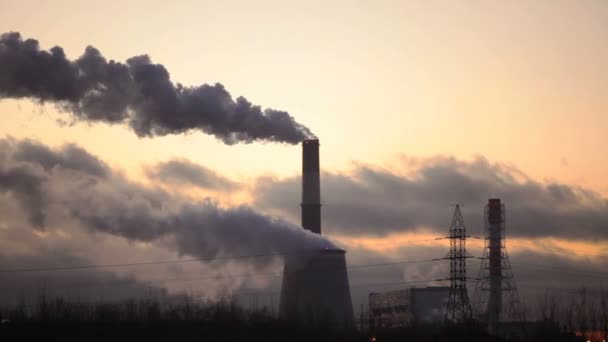 Roken Schoorstenen Van Thermische Elektriciteitscentrale Koude Winteravond Time Lapse — Stockvideo