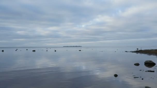 Низкие Облака Над Морем Красивый Морской Пейзаж Время Истекло — стоковое видео