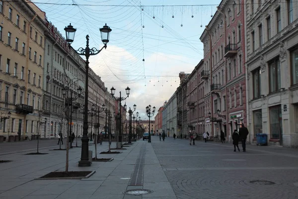 Пешеходная улица Санкт-Петербурга осенью — стоковое фото