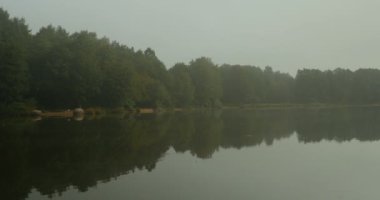 sessiz sabah, serin sis Nehri üzerinde düştü, su ayna gibi