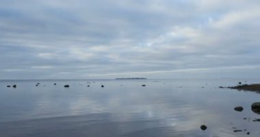 Güzel deniz manzarası Panorama, bulutlar suya yansıyan zaman atlamalı
