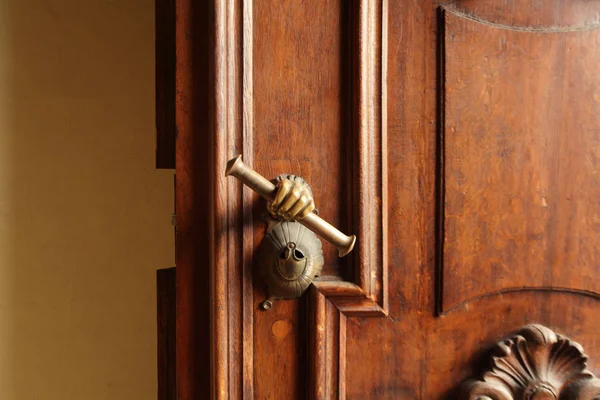 Pomo de la puerta en forma de mano — Foto de Stock