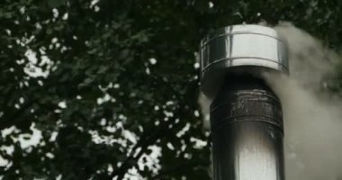 Parlak çelik boru kalın duman duman