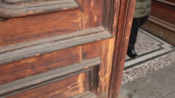 Open Old Door People Out Doorknob Shape Hand — Stock Video