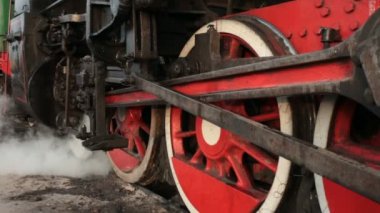 Buhar Buhar ile büyük kırmızı tekerlekler lokomotif darbeler