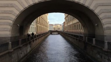Arch ve güzel kanal üzerinde köprü eski St Petersburg görüntülemek
