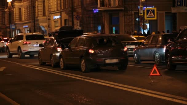 Triangolo Avvertimento Collisione Automobili Strada — Video Stock