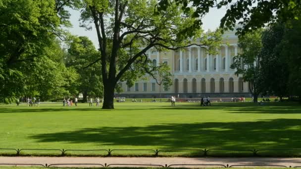 Люди Ходять Газону Тіні Зеленого Парку Камера Русі — стокове відео