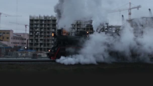 Pociąg Parowy Czarny Chmurach Dymu Pary Przechodzi Przez Śledzenie Strzał — Wideo stockowe