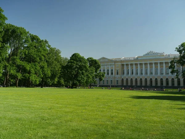 Petersburg Russia May 2018 Green Lawn Park Front Royal Palace — Stock Photo, Image