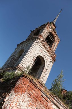 Yıkılmış tapınak, düşen çan kulesi, inanç kaybı kavramı.