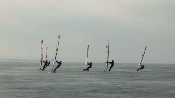 帆船在冰海上 冬季风帆冲浪 — 图库视频影像