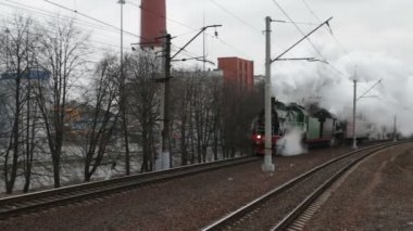 St Petersburg, Rusya, 28 Kasım 2018 buharlı tren bir duman bulutu içinde yaklaşıyor, izleme atış