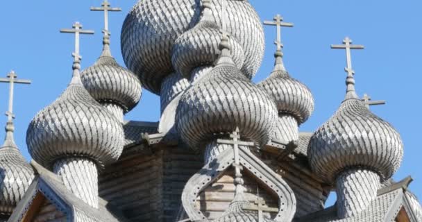 Holzkreuze Über Den Kuppeln Des Kirchenpanoramas Von Unten Nach Oben — Stockvideo