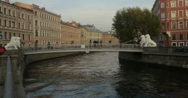 Petersburg Rusya Ekim 2018 Aslan Köprüsü Petersburg Uzanan Köprü Severler — Stok video