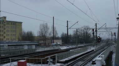 bir duman bulutu içinde tarihi buharlı tren yaklaşıyor