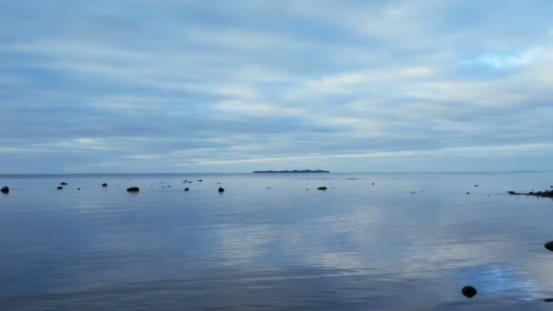 美丽的海景 平静的大海 蔚蓝的天空映照在水中 海岛在地平线上 — 图库视频影像