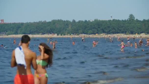 Пара Невпізнанним Молоді Відпочиваючи Пляжі Проміжок Часу — стокове відео