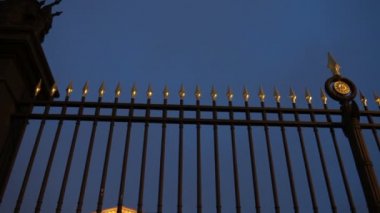 Lüks royal palace geceleri yüksek bir katı çitin arkasında en baştan aşağı görüntülemek