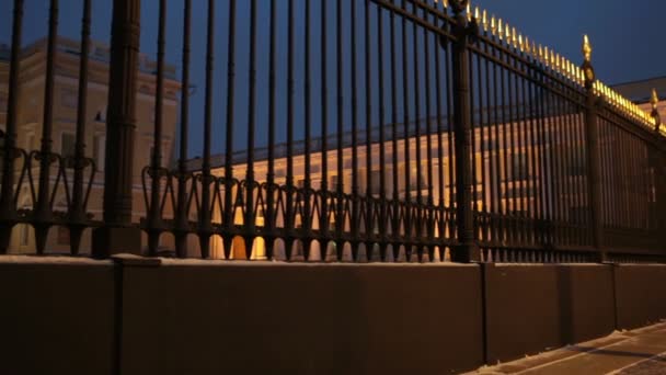 Palacio Real Detrás Una Valla Sólida Alta Noche Panorama — Vídeos de Stock