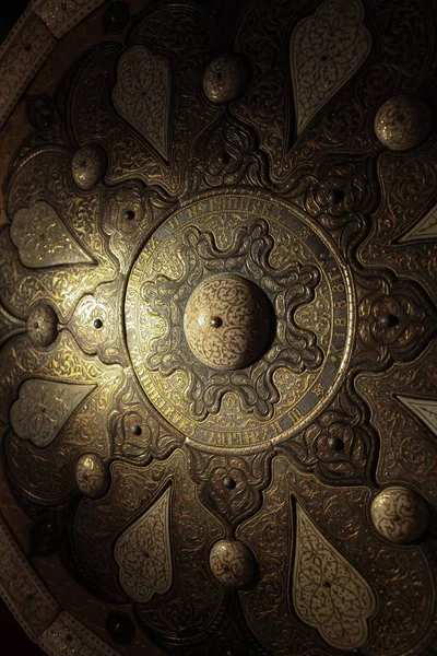 古い鎧の金のパターン古代の盾に近い — ストック写真