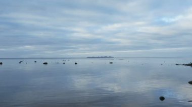 deniz manzarası, gökyüzü suya yansıyan, sessiz akşam