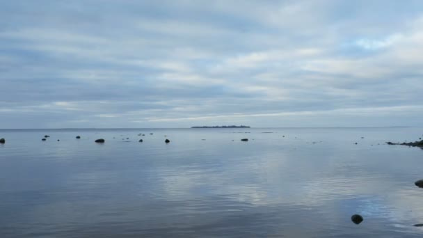 Meereslandschaft Wasser Spiegelnder Himmel Ruhiger Abend — Stockvideo