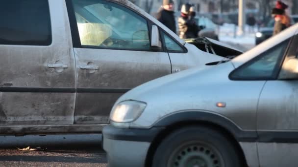 Olycka Vid Korsningen Upptagen Trafik — Stockvideo