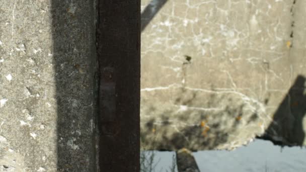 Acier Rouillé Porte Acier Avec Pêne Dormant Verrouillé Ferme — Video